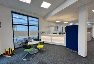 Fläche mit Empfangstresen 