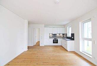 Geräumiges Wohnzimmer mit Terrasse