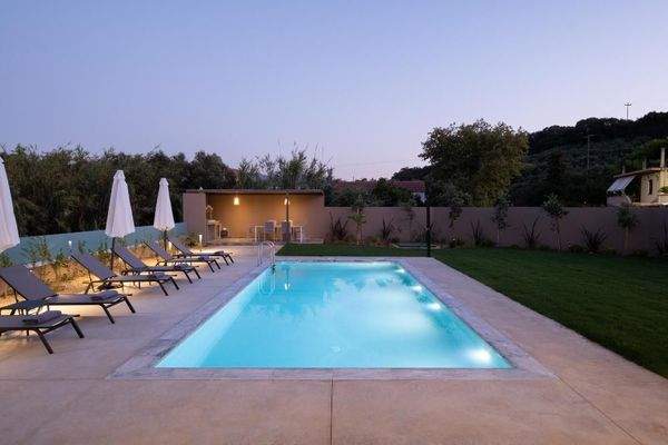 Kreta, Tavronitis: Zeitgenössisch eingerichtete Villa mit Pool zu verkaufen