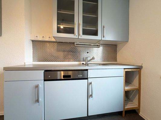 Küche: mit Spülmaschine, gut erreichbaren Schränken und klarer Arbeitsfläche ist dieser Bereich sofort alltagstauglich