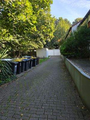 Vor dem Eingang / Car-Port