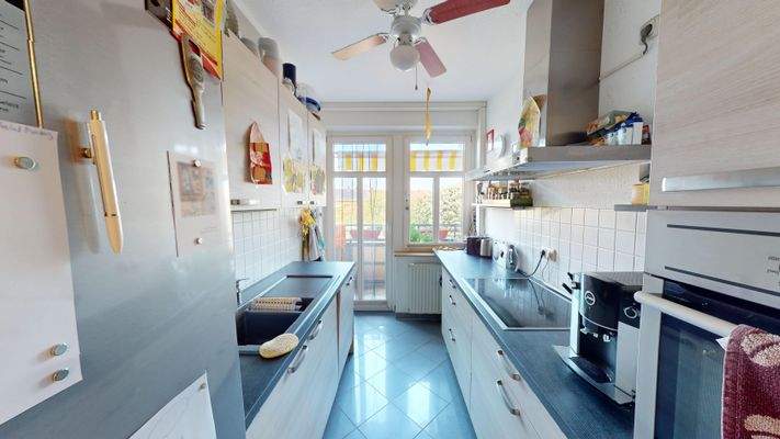 Küche mit Zugang zum Balkon