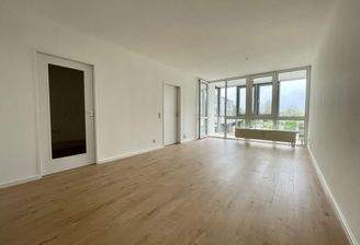 Blick in Wohnzimmer/Loggia