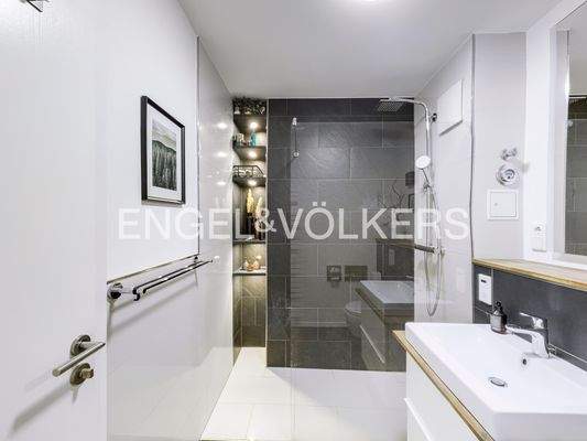 Modernes, attraktives Badezimmer