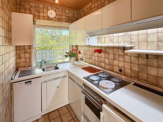 Küche neben dem Wohnbereich