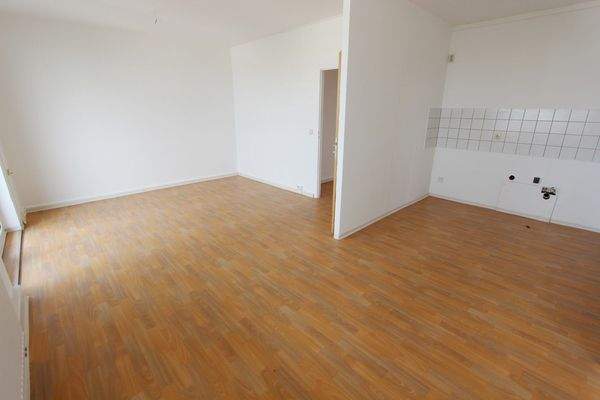 Wohnzimmer mit offener Küche