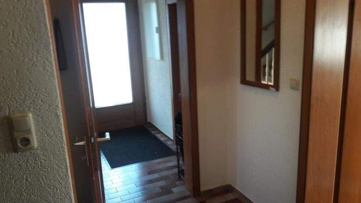 Flur Blick zum Haupteingang.jpeg