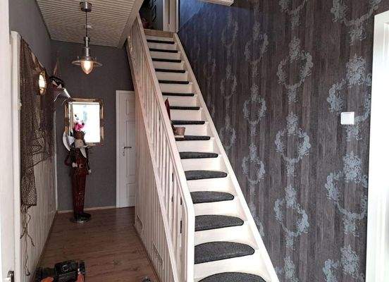 Massive, stilvolle Holztreppe