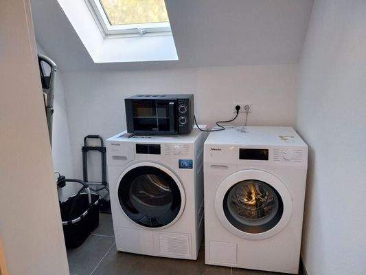 Waschküche mit Geräten