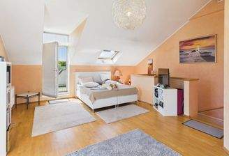 Geräumiges Schlafzimmer DG
