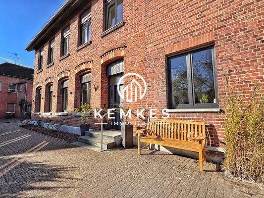 Vorderansicht Gebäude mit Hauseingang