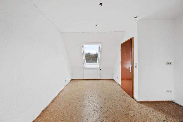 2. OG | Zimmer mit Zugang zum Balkon (2)