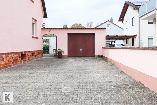 Hof mit Garage und Stellplätzen