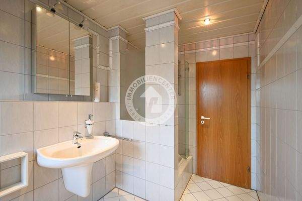 Badezimmer (Ansicht 2)