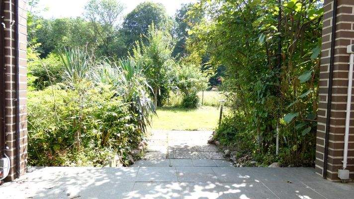 Von der Terrasse in den Garten