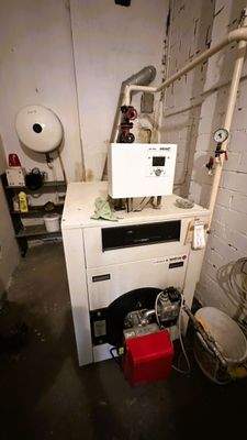 Zentrale Heizungsanlage.JPEG