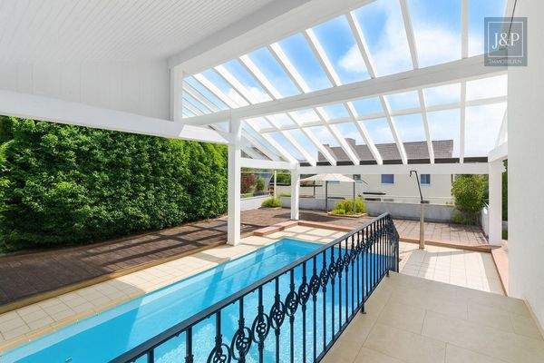 Überdachter Poolbereich