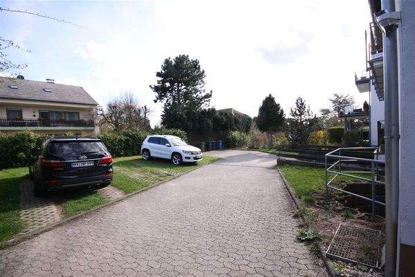 Stellplätze hinter dem Haus