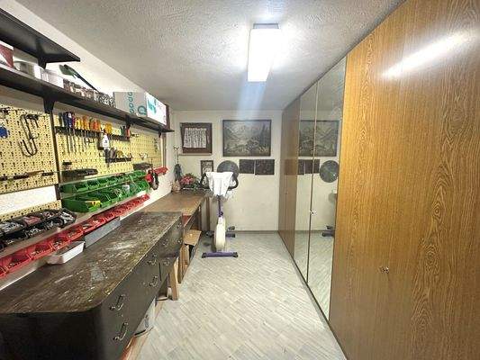 Zusätzlicher Kellerraum mit Werkbank