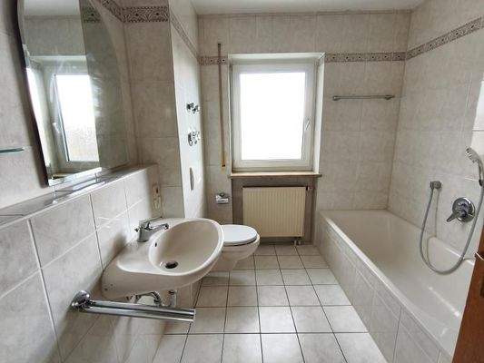 Bad mit Badewanne und Dusche Bild 1