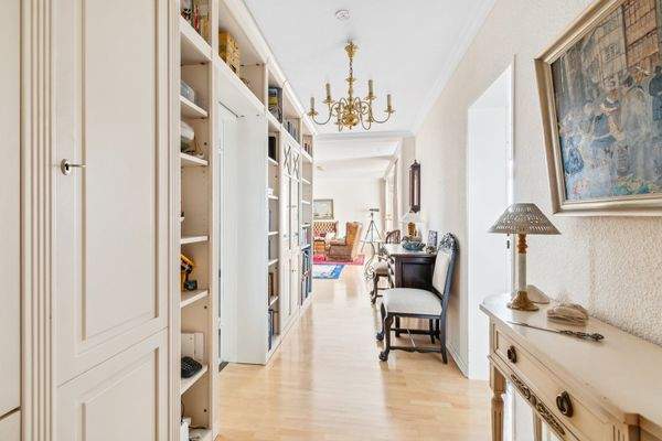 Der lichtdurchflutete Flur führt Sie in jedes Zimmer der Wohnung