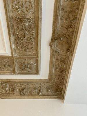 Ornamentierte Zimmerdecke