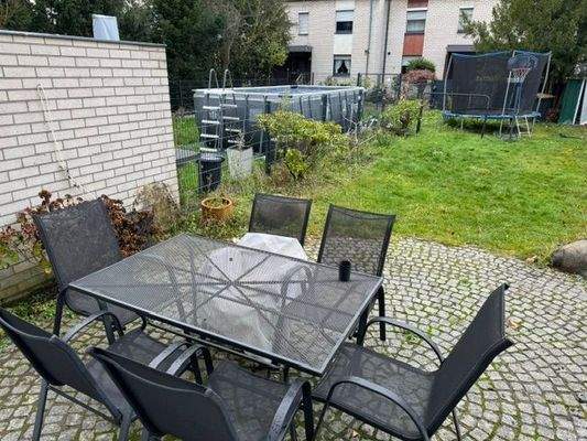 Garten mit gepflasterter Terrrasse