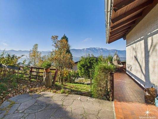 Eingangsbereich und Balkon EG.