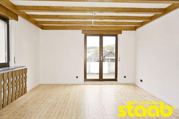 großes Wohn-/Esszimmer mit Balkon