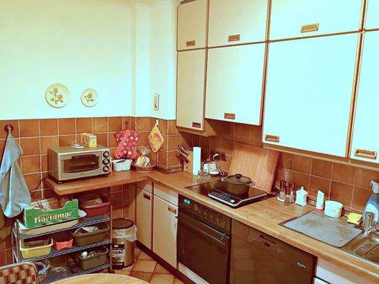 Küche mit älterer Einbauküche