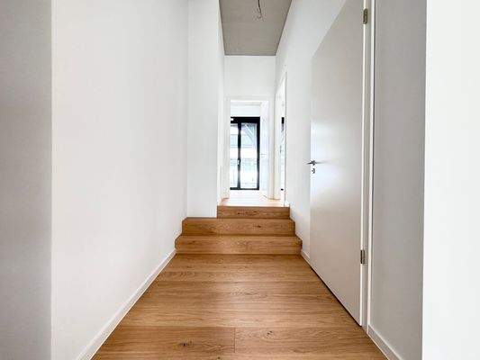 Moderner Flur mit Holzdekor