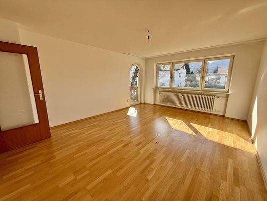 OG: Wohnzimmer mit Balkonzugang