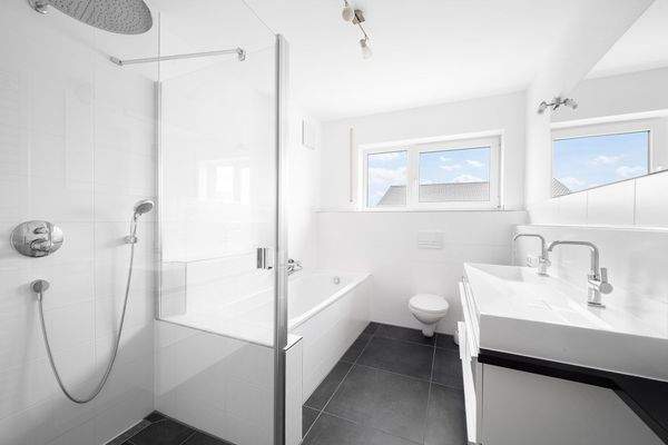 Bad im 1. Obergeschoss mit Wanne und Dusche