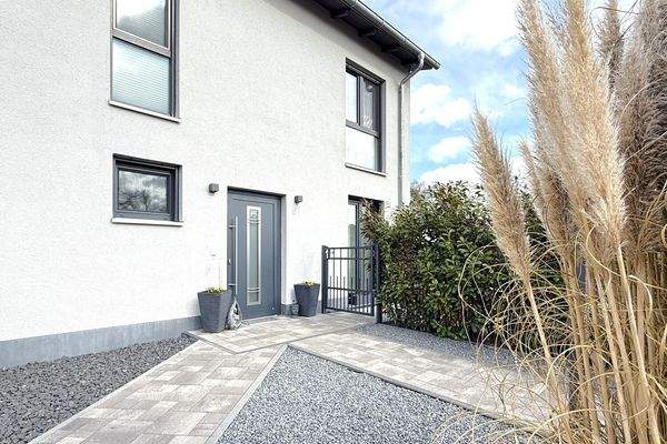 schön angelegter Eingangsbereich