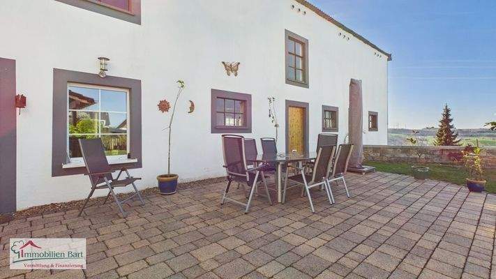 Terrasse EG nach Westen ausgerichtet