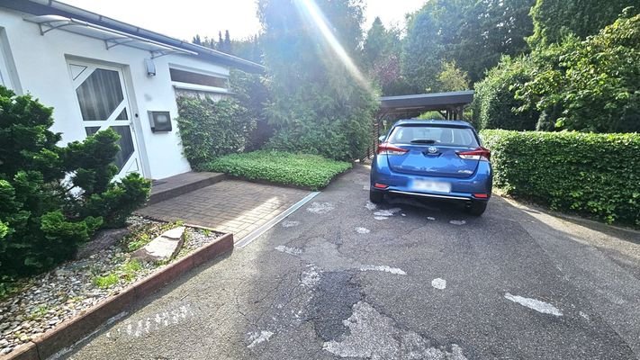 Eingang mit Carport