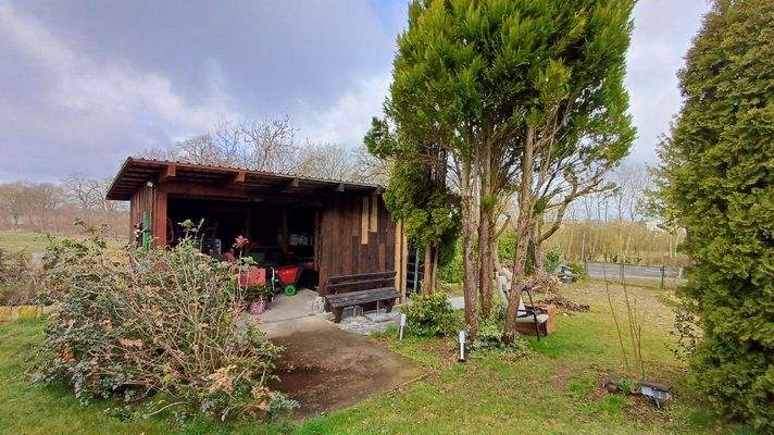 Abstellfläche auf dem Grundstück