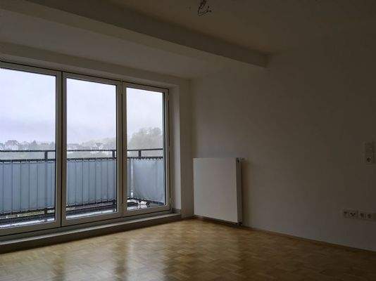 Wohnzimmer rechte Seite mit Ausgang zum Balkon