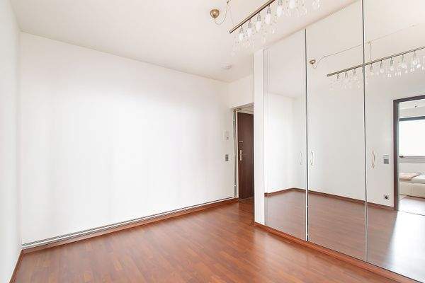 Die Diele zur Eingangstür mit herrlich viel Schrankraum.jpg