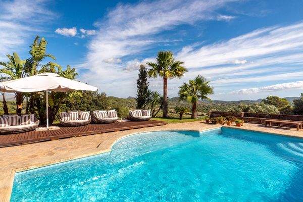 Poolbereich mit elegantem Mobiliar