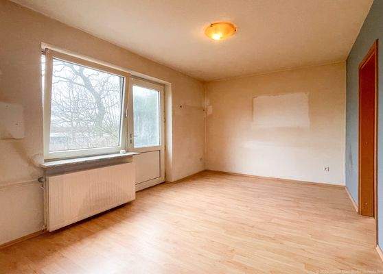 Wohnzimmer der ELW mit Zugang zur separaten Terrasse