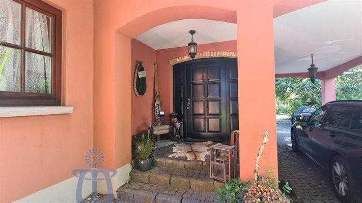 überdachter Eingang