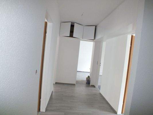 Flur mit Oberschränke 