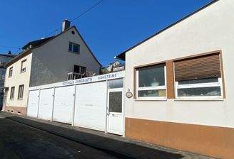 Straßenansicht mit Nebengebäude (rechts)