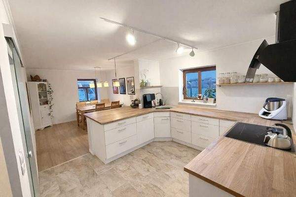 Grosse Wohnküche mit Essbereich