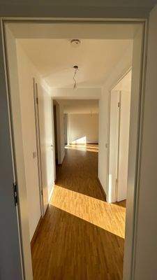 Moderner Flur mit Holzboden