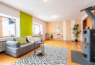 Rechte Wohneinheit - Wohnbereich mit Kamin