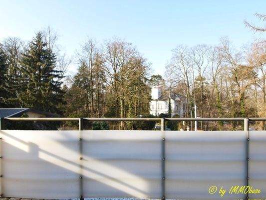 Balkon mit Blick in den Park