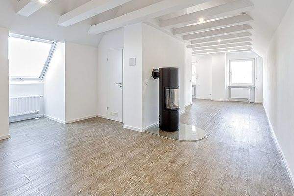 In der Maisonette sorgen die freigelegten Balken f