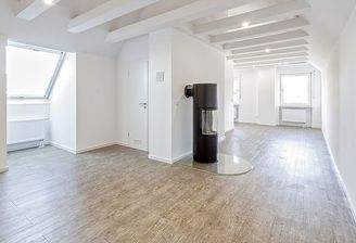 In der Maisonette sorgen die freigelegten Balken f